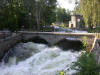 Wasserfall an der alten Eisenhtte in Borgvik, rechts das Restaurant