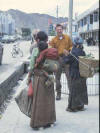 Tibeterinnen in Shekar, man beachte das Kind
