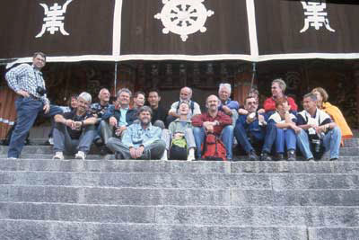 Alle Teilnehmer auf der Treppe der groen Versammlungshalle im Kloster Drepung